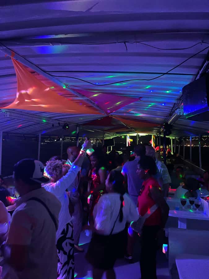 Cartagena: White Night Boat Tour with Dinner and Open Bar - The welcome cocktail and first views of the bay