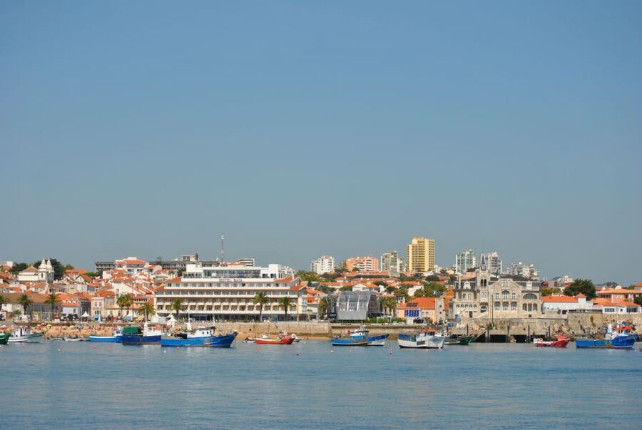 Cascais: Sailing Tour with Drink - The crew sets the tone