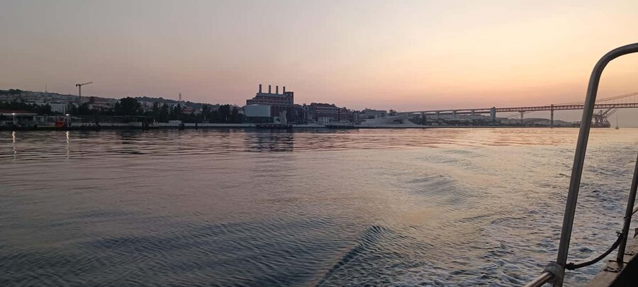 Cascais: Sunset Cruise to Lisbon with Open Bar - The coast from Estoril to Algés