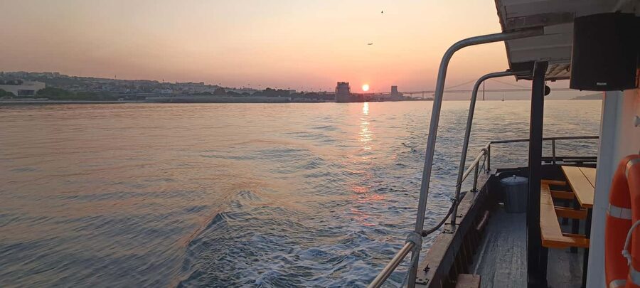 Cascais: Sunset Cruise to Lisbon with Open Bar - Belém Tower and the Monument to the Discoveries
