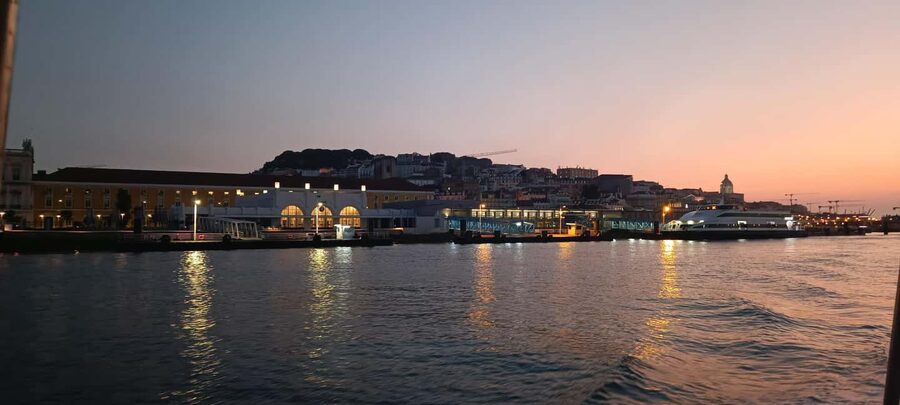 Cascais: Sunset Cruise to Lisbon with Open Bar - The 25 de Abril Bridge at sunset