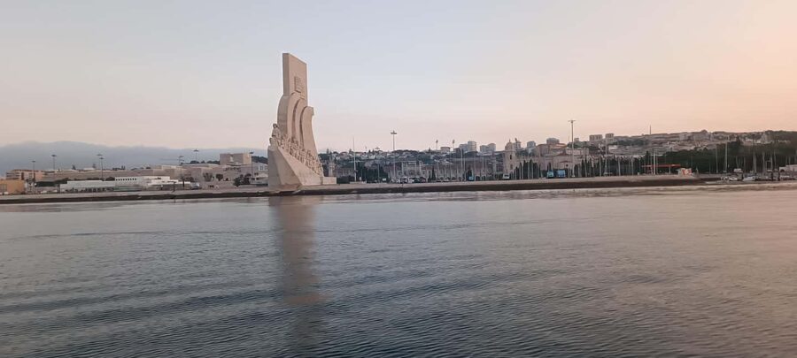 Cascais: Sunset Cruise to Lisbon with Open Bar - Entering Lisbon through the Tagus estuary