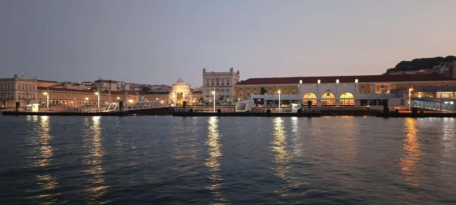 Cascais: Sunset Cruise to Lisbon with Open Bar - The crew and the style of the experience