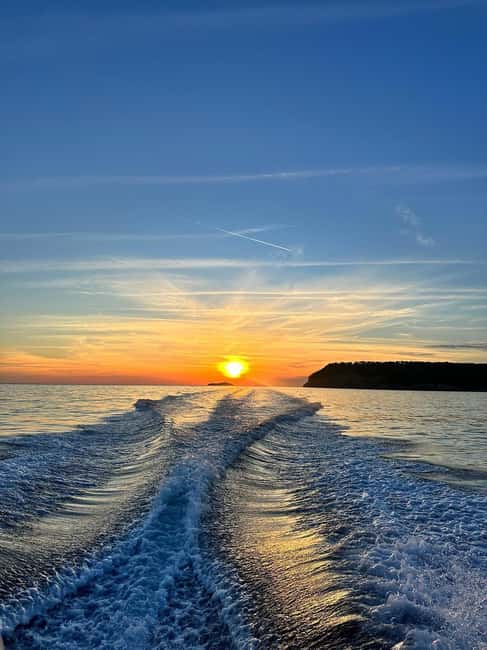 Cavtat: Romantic Sunset Cruise with Unlimited Drinks - Mlini, Srebreno, and Plat from the bay