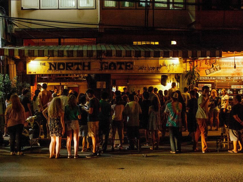 Chiang Mai: Chiang Mai Bar Hopping Guided Night Tour - Ton Lam Yai Flower Market: a brief riverside pause