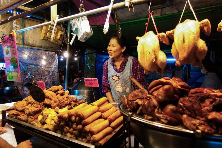 Chiang Mai: Chiang Mai Bar Hopping Guided Night Tour - Chang Phuak Gate Market: dinner before drinks