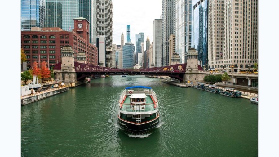 Chicago: Architecture Boat Tour with Drinks - The 90-minute route through three branches