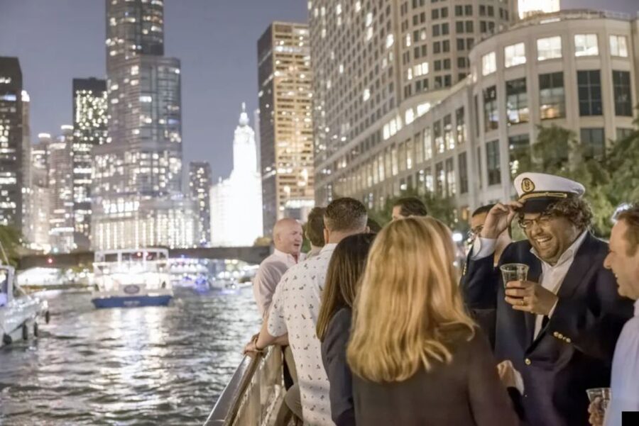 Chicago River: Guided Sunset Cocktail & Architecture Tour - Boarding the boat and finding the right dock
