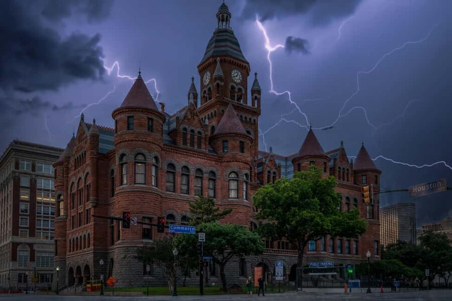 Dallas Spirits & Spirits Haunted Pub Crawl - Ghost stories begin on Main Street