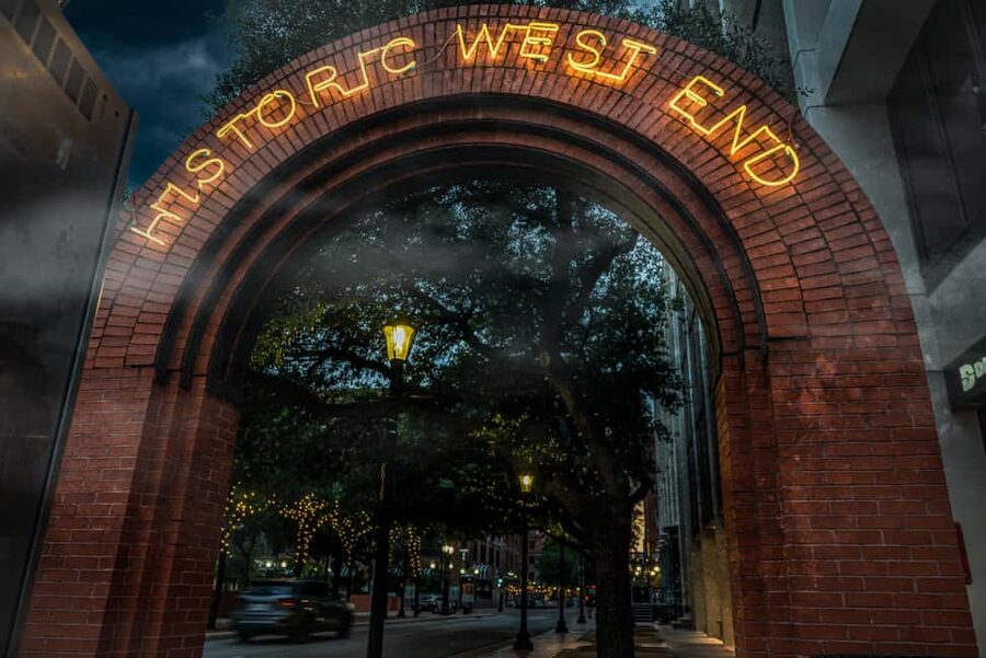 Dallas Spirits & Spirits Haunted Pub Crawl - Why the guide can make or break the night