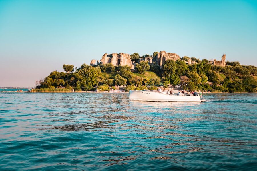 Desenzano del Garda: Sunset Boat Trip at Sunset with Drink - The Prosecco toast and what is included