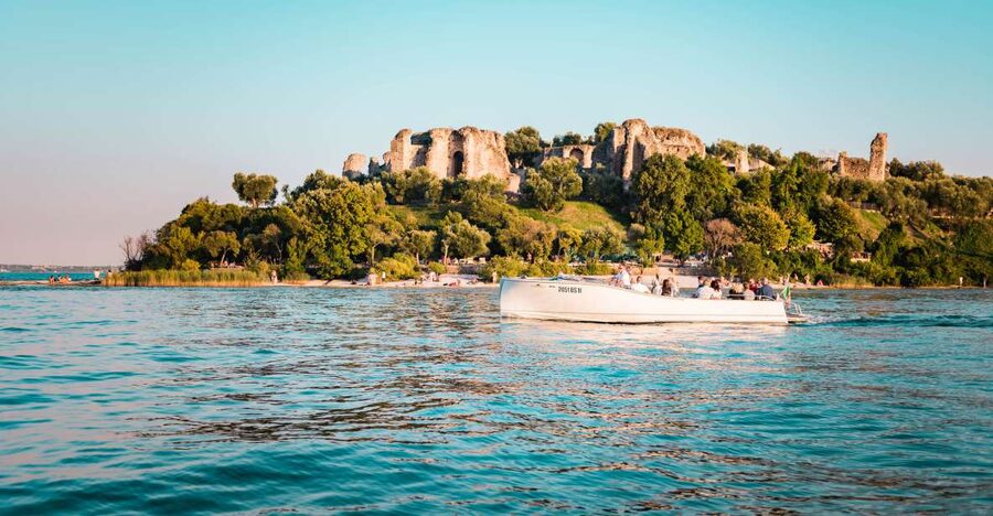 Desenzano del Garda: Sunset Boat Trip at Sunset with Drink - What the 75-minute cruise feels like