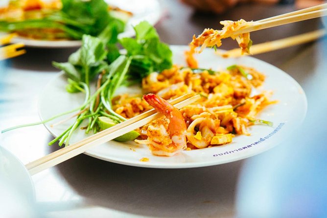 Drinks & Bites in Bangkok Private Tour - Starting with satay at Pratunam Market