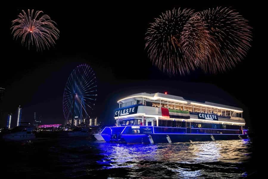 Dubai Marina: Luxury Dinner Cruise, Live Show, Open Bar & DJ - Boarding and settling in before departure