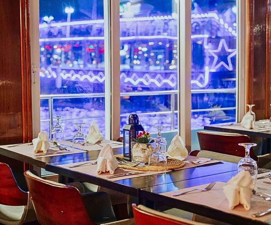 Dubai: Marina Premium Dinner Cruise with Unlimited Drinks - Music, live shows, and the upper deck