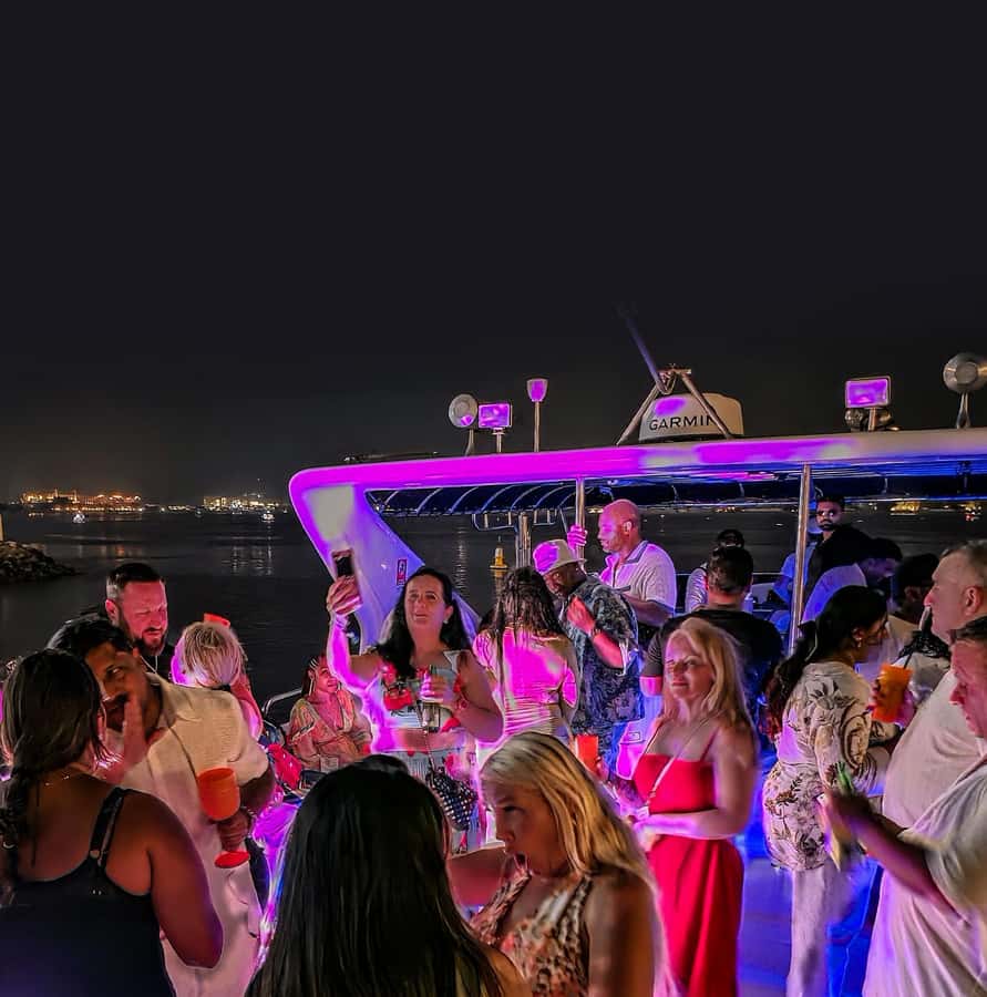Dubai: Marina Yacht Party with BBQ, Unlimited Drinks and DJ - Unlimited drinks and attentive service