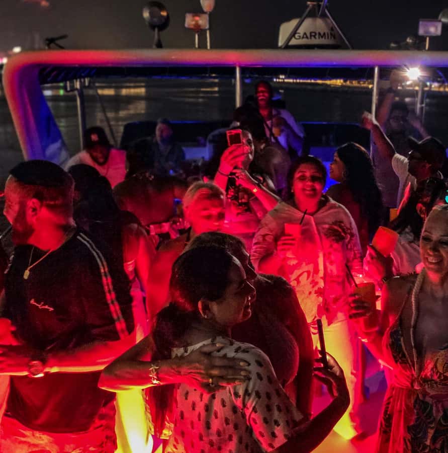 Dubai: Marina Yacht Party with BBQ, Unlimited Drinks and DJ - What the four hours really feel like