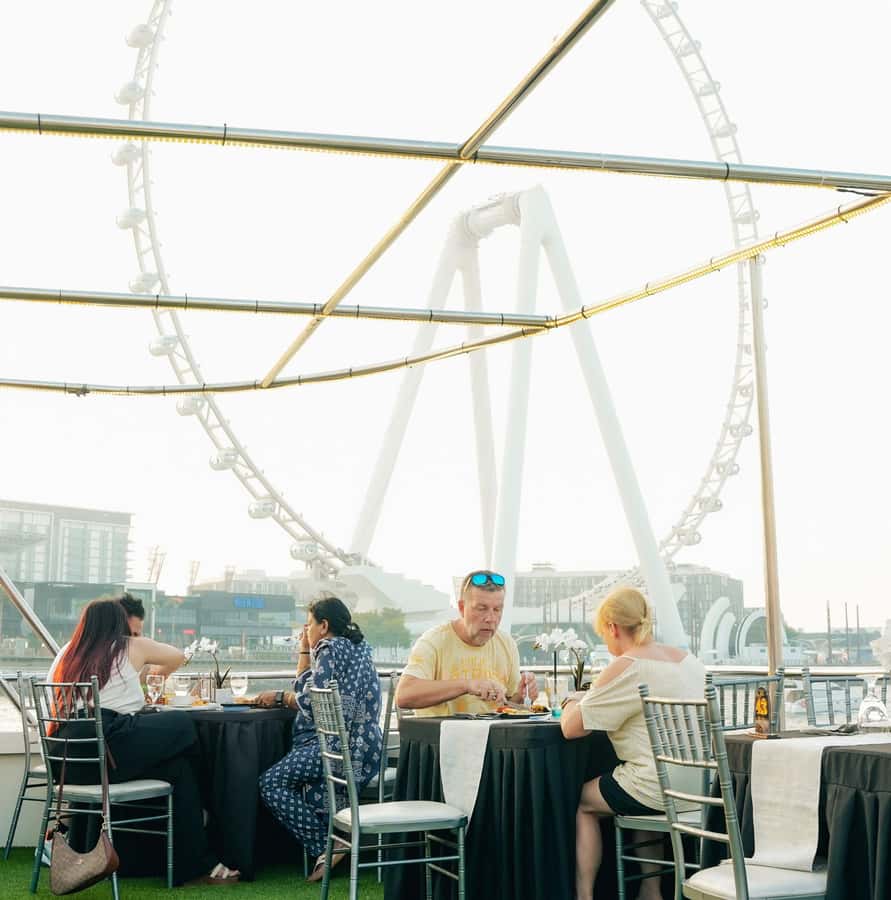 Dubai: Sunset or Dinner Cruise with Live Music & Open Bar - Live Music and the Evening Atmosphere