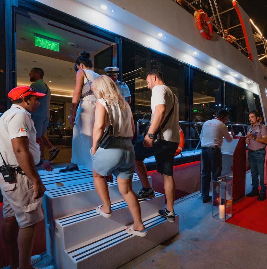 Dubai: Sunset or Dinner Cruise with Live Music & Open Bar - Who Will Enjoy This Cruise Most