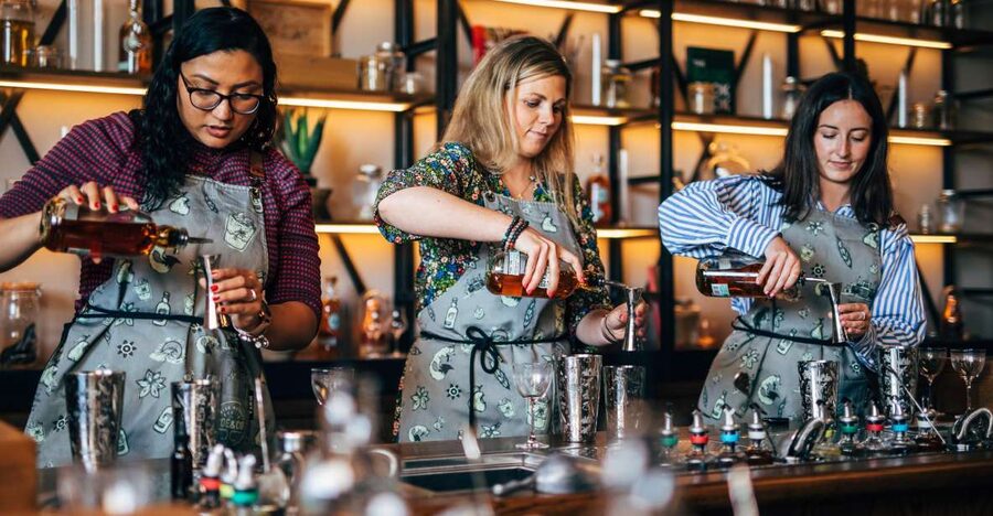 Dublin: Roe and Co Distillery Cocktail Workshop Experience - Why the guides matter here