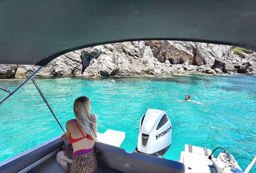 Dubrovnik: Blue Cave & Sunj Beach Boat Tour with Drinks - What guides add to the experience