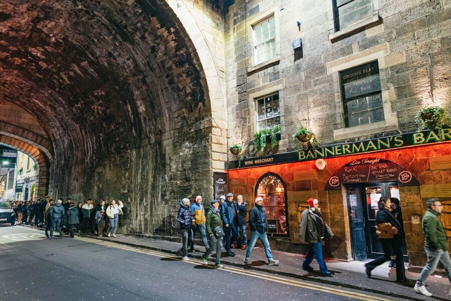 Edinburgh: 7 Bar Pub Crawl with 7 Shots & Discounts - What to bring and what to expect at the door
