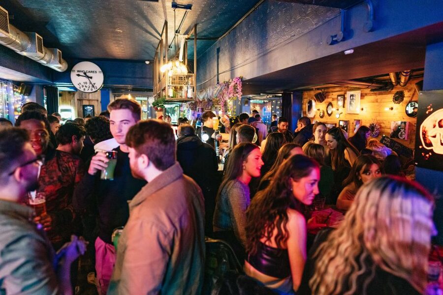 Edinburgh: 7 Bar Pub Crawl with 7 Shots & Discounts - Discounts, entry fees, and the real value of $16