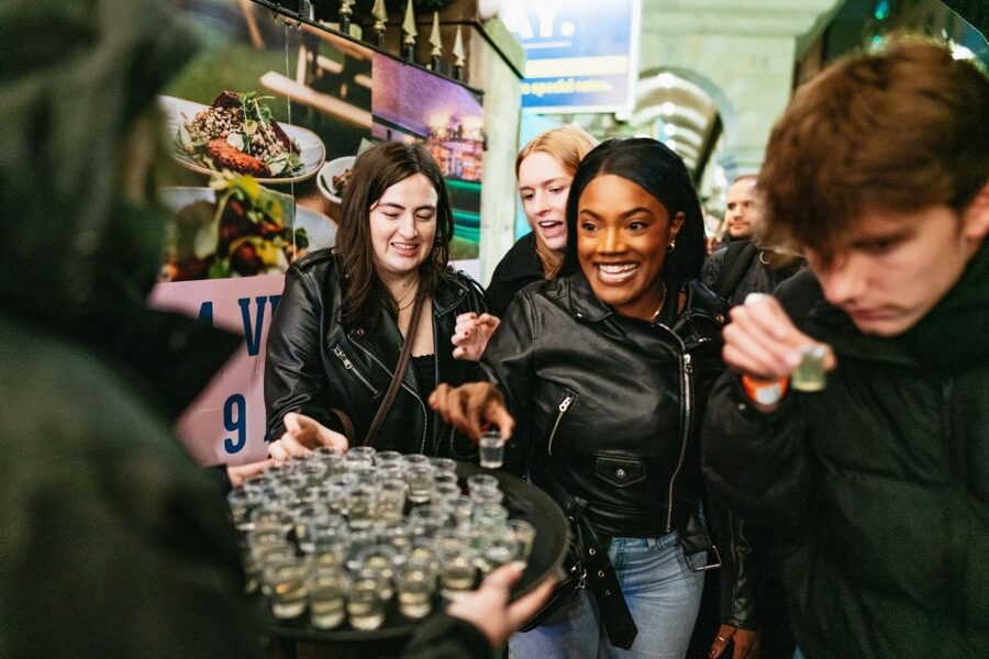 Edinburgh: 7 Bar Pub Crawl with 7 Shots & Discounts - What the venue mix can offer