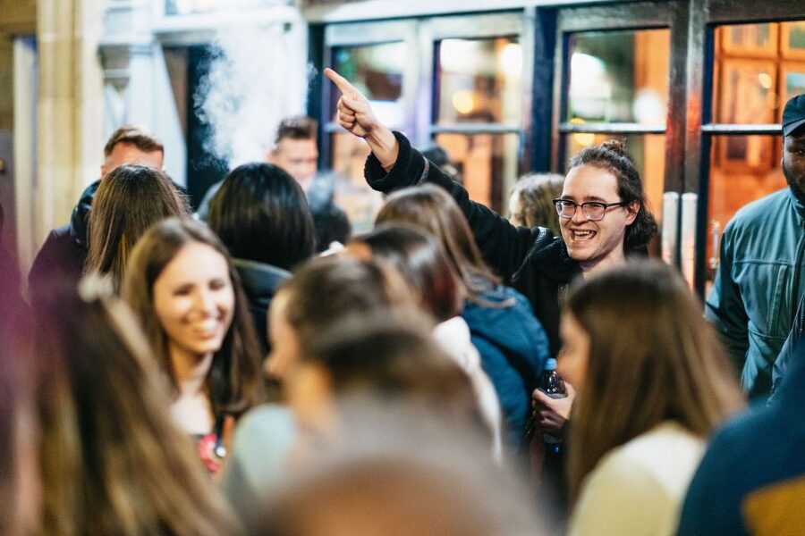 Edinburgh: 7 Bar Pub Crawl with 7 Shots & Discounts - Meeting at ONeills in Hunter Square