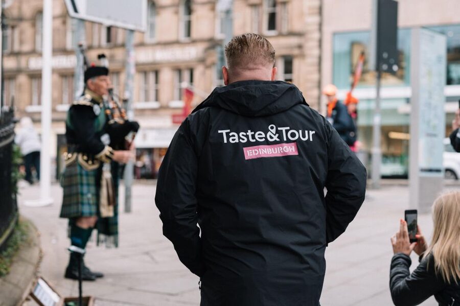 Edinburgh: Food Tour with drinks - Starting beneath Edinburgh Castle