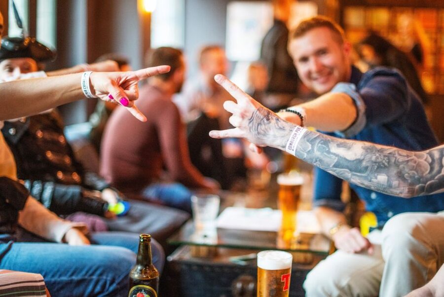Edinburgh: The Original Pub Crawl 7 Bars 7 Shots & Discounts - What the guides add to the evening