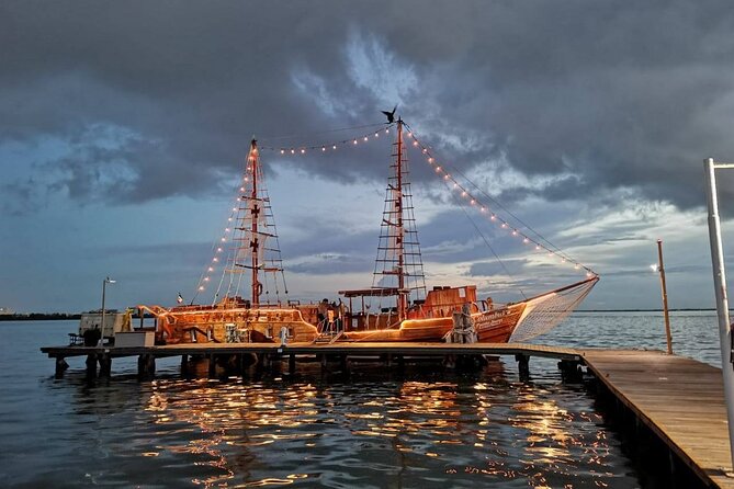 Feel the love on a romantic dinner at Cancun sea, with live music and open bar. - The temporary boat change