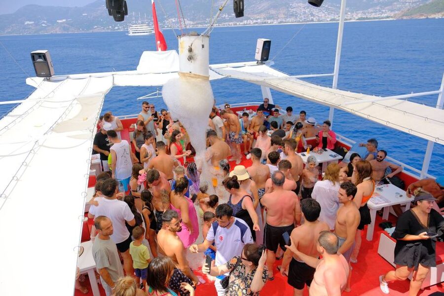 From Alanya: Boat Tour with Unlimited Soft Drinks and Lunch - Unlimited soft drinks and onboard extras