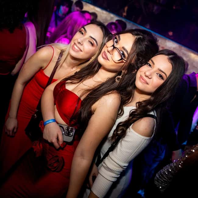 Fun Explorers Pub Crawl with free welcome shots and free ent - Skip-the-line entry changes the club portion