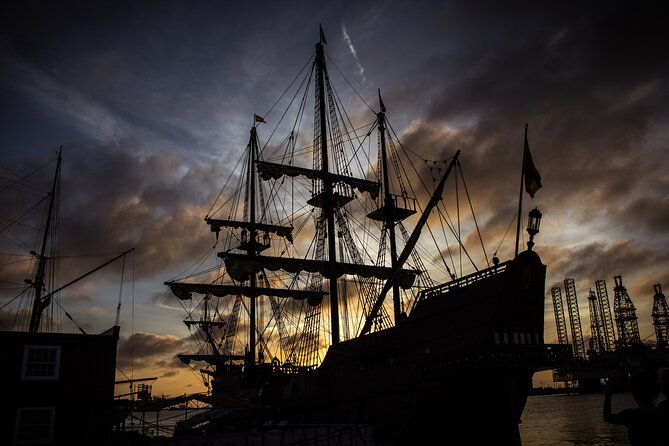 Galveston: Haunted Pub Crawl Walking Tour - How the guide shapes the night