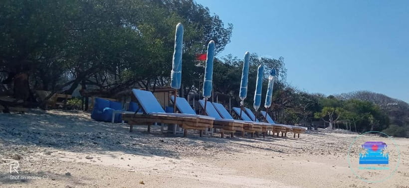 Gili Trawangan: The Beach Bar - Sunbed with Cocktail & Chill - Massage and Other Add-Ons
