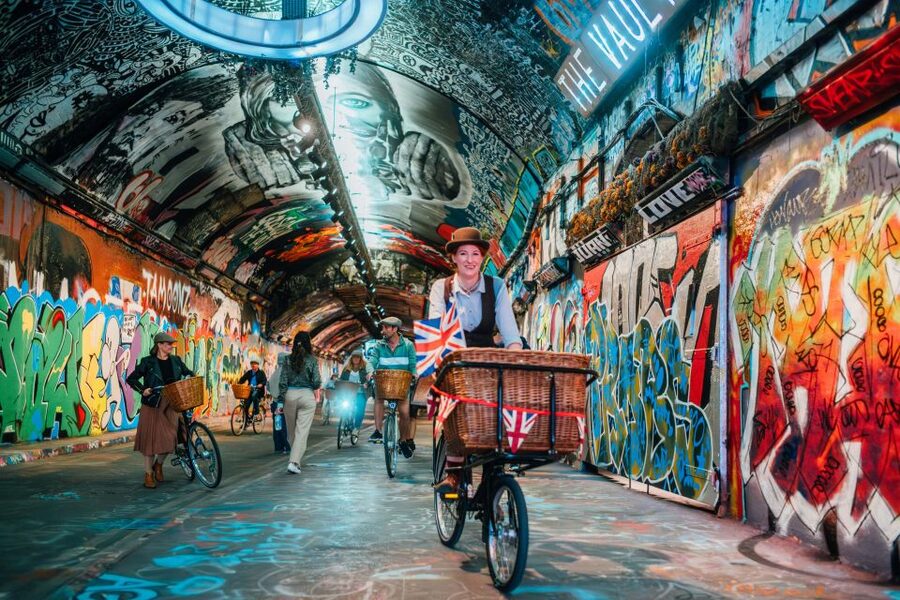 Gin Safari: Boozy London History on Two Wheels - Gin, scandals, and the GinCycle