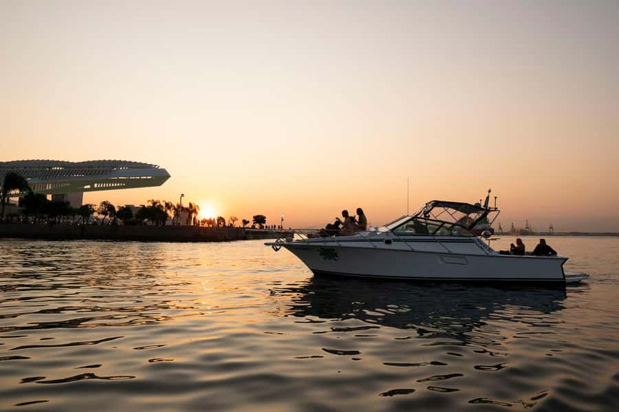 Glória: Sunset Speedboat Cruise with Drinks and Snacks - Crossing to Niterói and the MAC photo stop