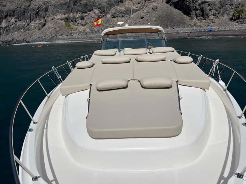 Gran Canaria: Shared yacht trip with drinks, lunch, and snorkeling - A welcome glass of cava and a calm start