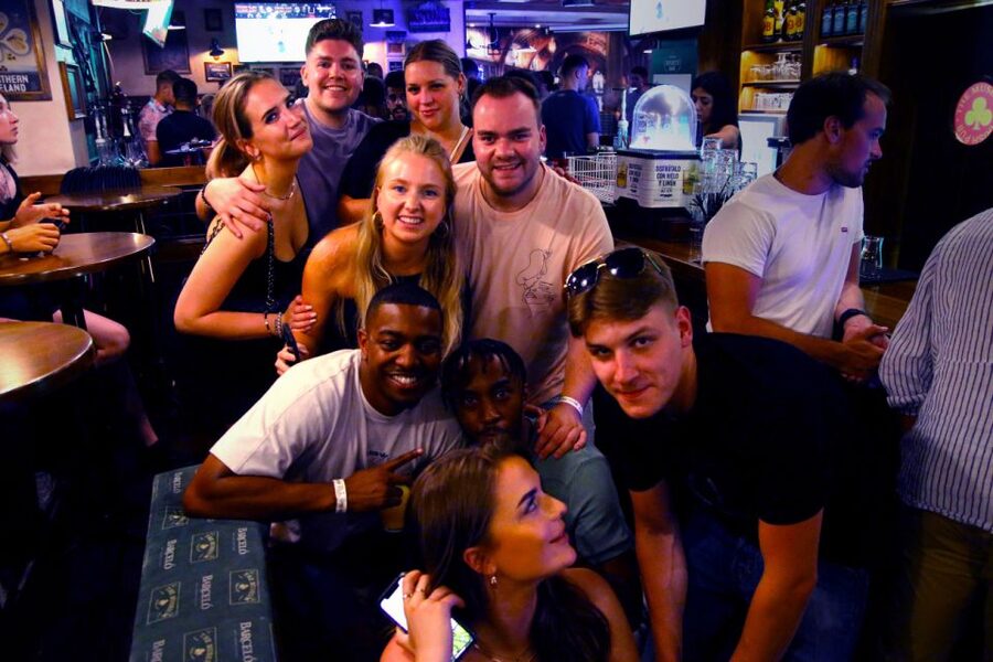 Granada: Pubs & Clubs Crawl with Drinks & Club Entry Ticket - The first bar: a relaxed start with a free drink