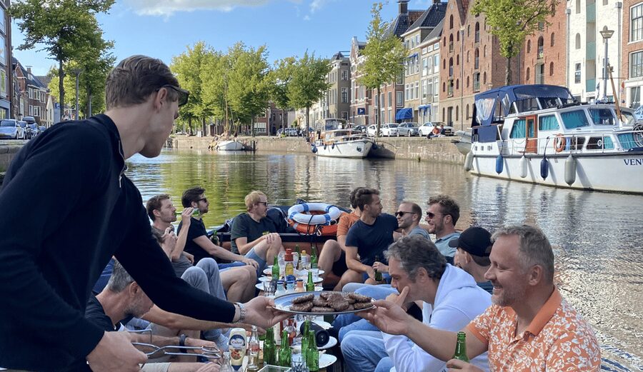 Groningen: City canal cruise (with unlimited drinks) - Stories, music, and the onboard mood