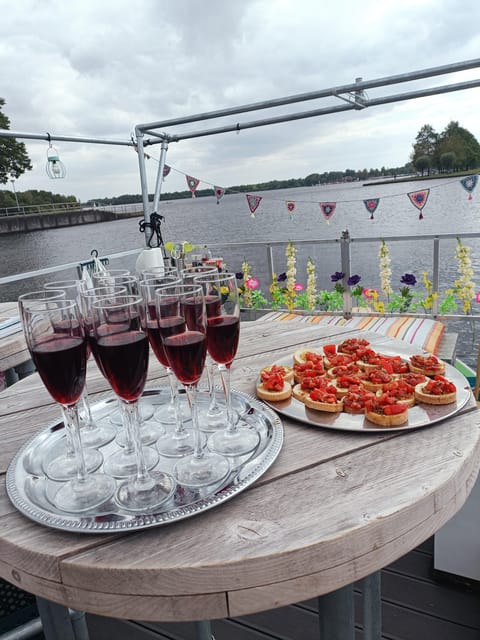 Groningen: Private Highlights BBQ with Drinks on the Lake - Price and group size: where the value works