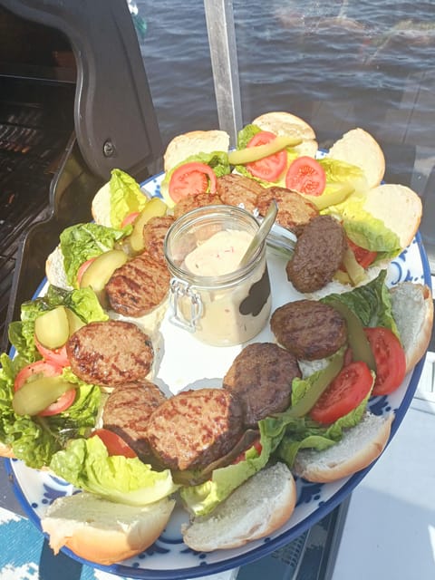 Groningen: Private Highlights BBQ with Drinks on the Lake - BBQ, drinks, and service while you sail