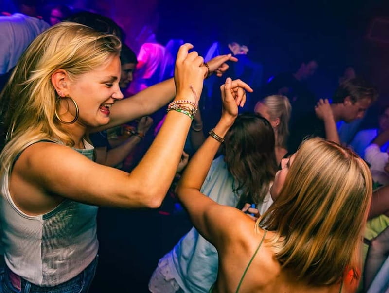 Groningen: Pub Crawl with Pub Quiz, Free Shots and Games - Why the pub quiz is the right opening move