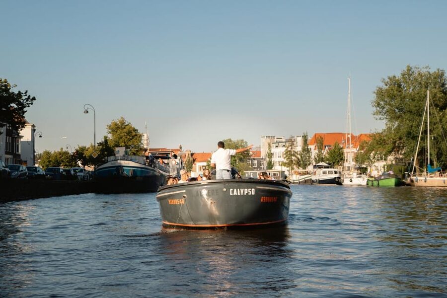 Haarlem Private Canal Tour with Bites and Unlimited Drinks - What the guide adds to the ride