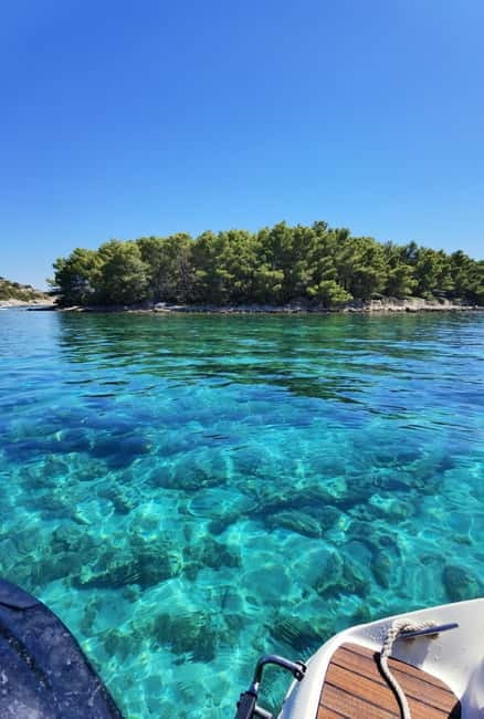 Half-day speedboat trip from Zadar with drinks - Preko gives the trip a village stop