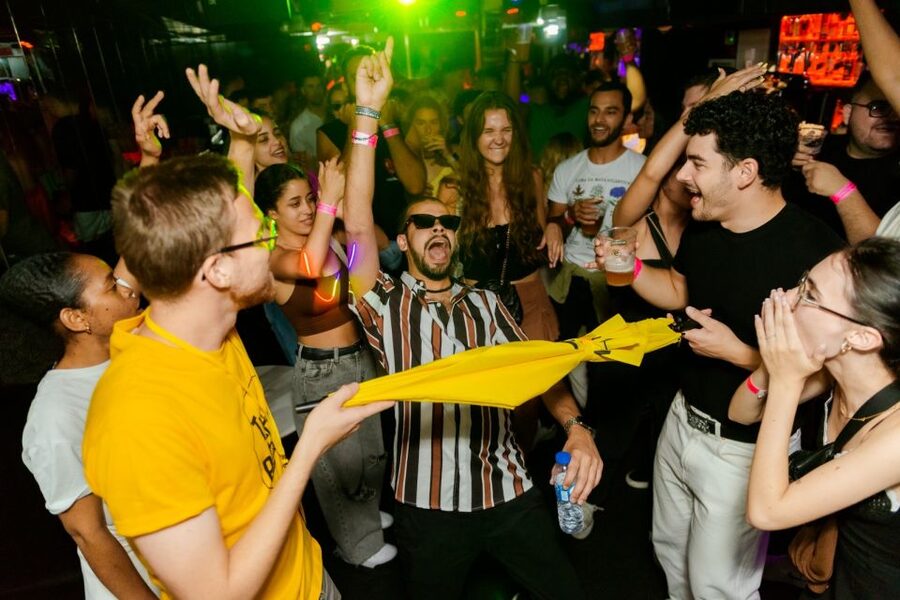 Halloween Haunts: Lisbon Pub Crawl Experience - Face paint, masks, and the costume contest