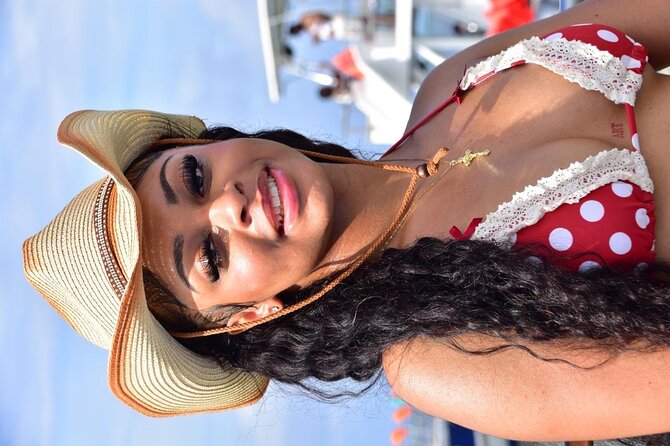 Hip Hop Adult Only Party Boat with Unlimited drinks & Sandba stop - Space, group size, and comfort