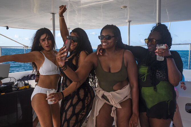 Hip hop party boat, adults only - What the Cancun boat party is meant to be