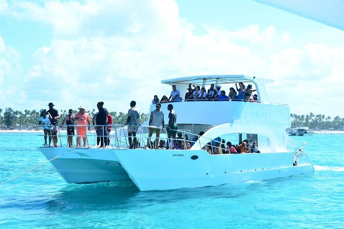 Hip Hop Party Boat Booze Cruise with Open Bar (Adults Only) - The natural pool is the social centerpiece